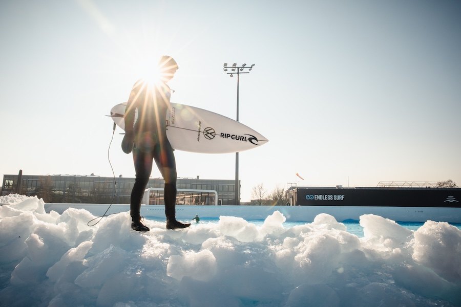 -7°C e a onda começou a congelar: sessão gelada na wavepool de Munique