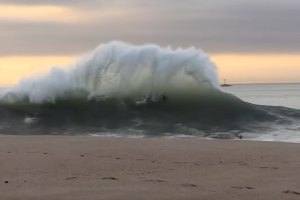 SURFISTAS E SKIMMERS EXPLORAM UM QUEBRA CÔCO MUITO ARRISCADO
