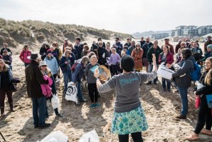 A instituição Surfers Against Sewage trabalha com comunidades para proteger oceanos, ondas, praias e vida marinha. Foto: SAS