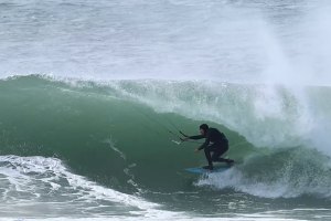 Supertubos a bombar: tubos pesados de Surf e até de Kitesurf