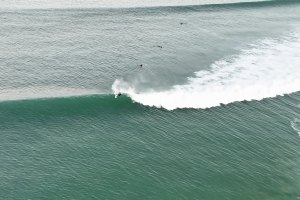 Dylan Graves explora o lado mais selvagem do surf neozelandês em “CoRE sUrF sCeNe in AOTEAROA”