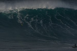 Um dia surpreendente na Nazaré, com Nic Von rupp, Tony Laureano, Maya Gabeira, João Guedes, entre outros