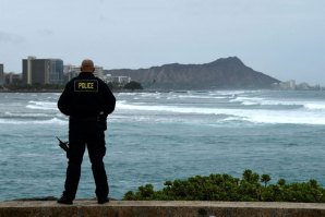 Surfistas desafiam autoridades do Havai