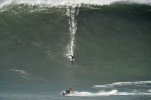 ALEX BOTELHO FICA INCONSCIENTE APÓS SER ATINGIDO POR UMA ONDA NA NAZARÉ