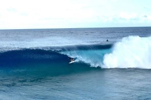 A aventura de John John e Nathan Florence numa onda remota e assustadora no Pacífico