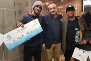 A equipa campeã com um cheque chorudo.