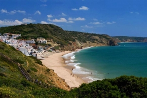 A beleza natural da Praia da Salema. 