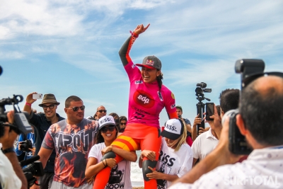 CARISSA MOORE É A NOVA CAMPEÃ DO MUNDO