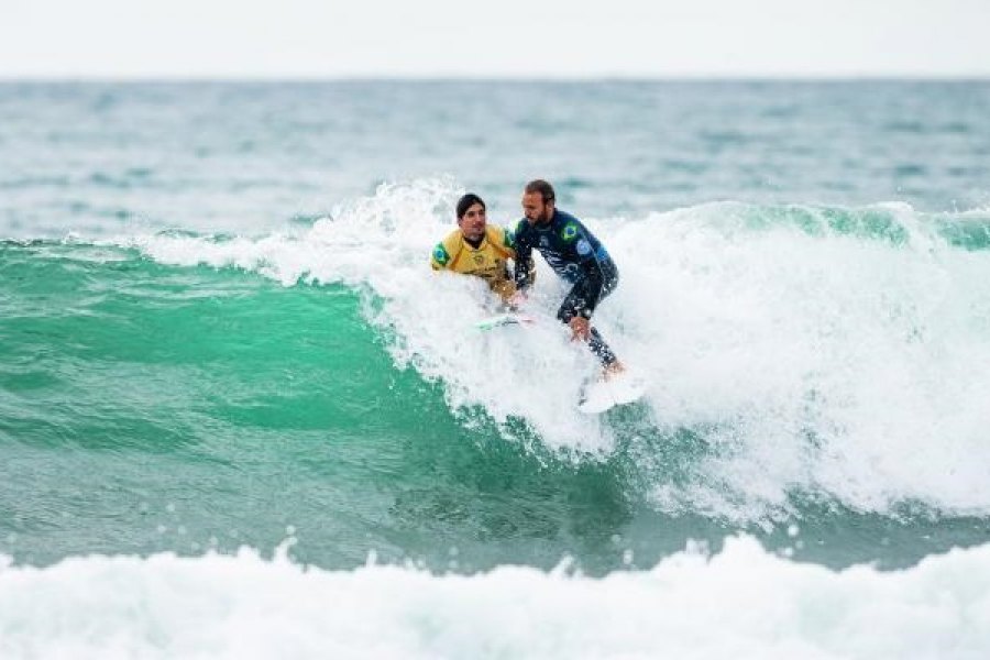 Gabriel Medina e Caio Ibelli no polémico heat em Peniche Foto: (Laurent Masurel/WSL)