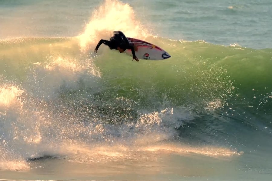 Vídeo de Jack Robinson em Raglan traz questões sobre o potencial critico da nova onda que faz parte do Champioship Tour