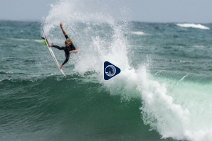 KOLOHE ANDINO E CARISSA MOORE EM ROTA PARA LOWERS