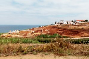 Imagem que mostra a construção no vale da praia dos Coxos.