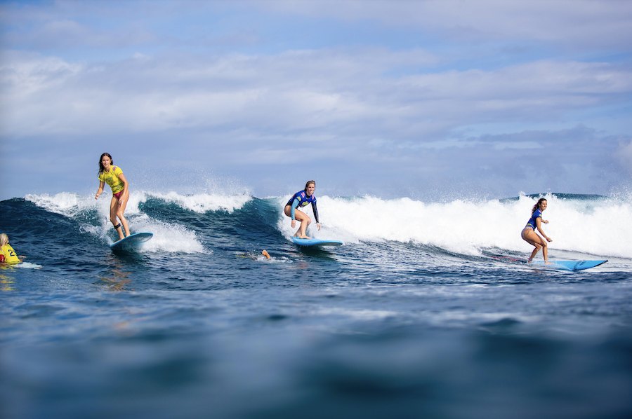 Participantes do programa WSL Rising Tides surfam ao lado das suas heroínas Caroline Marks (EUA), campeã mundial de 2023, e Moana Jones Wong (HAW), vencedora do Pipe Pro em 2022 e wildcard do evento Pipe Pro 2025, antes do início do Lexus Pipe Pro