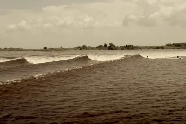 O fenómeno natural da onda dos "7 fantasmas" num rio de Sumatra foi surfada e registada, de novo, este mês de Março