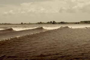 O fenómeno natural da onda dos &quot;7 fantasmas&quot; num rio de Sumatra foi surfada e registada, de novo, este mês de Março