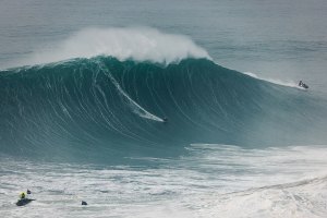Um alerta amarelo foi emitido para o TUDOR Nazaré Big Wave Challenge, com possibilidade de realização na terça-feira, 18 de fevereiro de 2025.