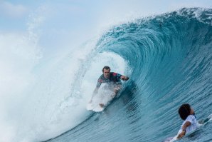 Frederico Morais a cruzar a sombra em Teahupoo.