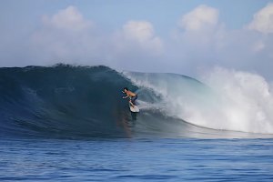 Primeira Swell da Estação Seca na Indonésia Oferece Condições de Surf de Sonho