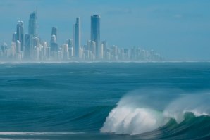 O Surf à remada nas pesadas e longas ondas de Burleigh Heads