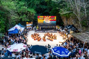 Mega Semadhi passa a Tocha na Rip Curl Cup Padang Padang 2025