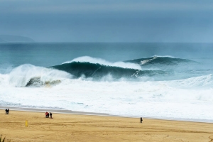 Uma das belas imagens que a Praia do Norte consegue produzir.
