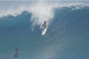 IRMÃO DE KAULI VAAST APANHA ONDA PESADA EM TEAHUPO’O COM APENAS 12 ANOS DE IDADE