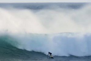 Criança de 11 anos de idade surfa onda muito grande em Waimea Bay, Hawaii