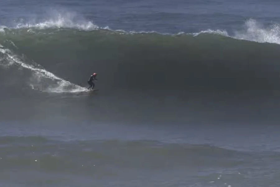 Aos 12 anos, Maria Inês Gama estreia-se nas ondas gigantes da Nazaré — e já quer voltar com o mar maior