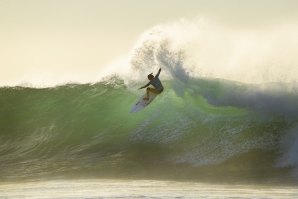 Boas ondas no arranque da competição feminina em J-Bay