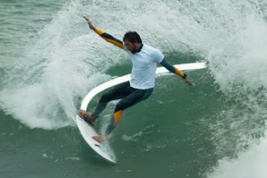 Zé Ferreira é um dos surfistas que constam no vídeo. 