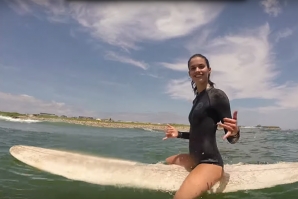 Sara Sampaio explica paixão pelo surf