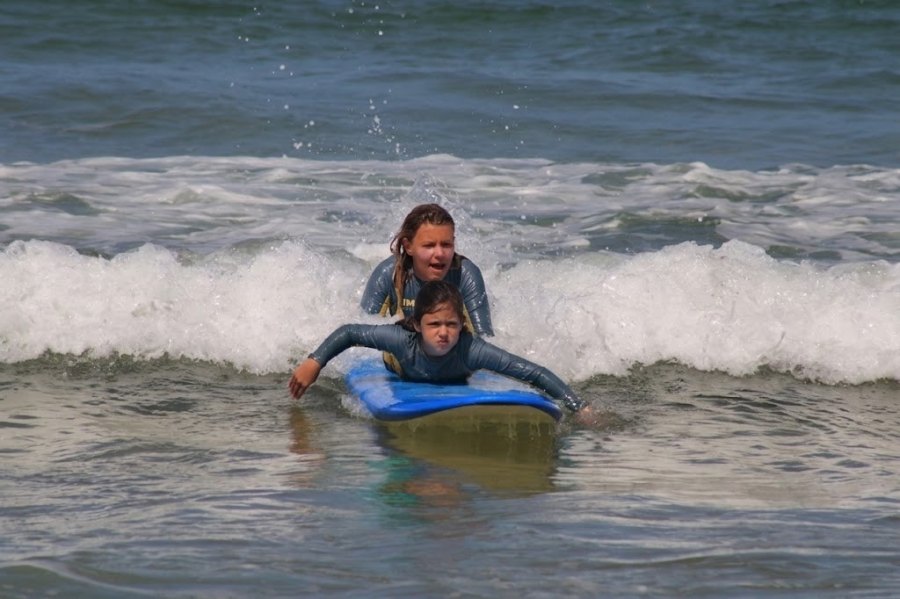 Aula de surf solidária na Comporta assinala 10 anos da Pais em Rede Grândola