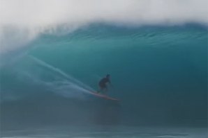 Mark Healey em alta velocidade em Pipeline.