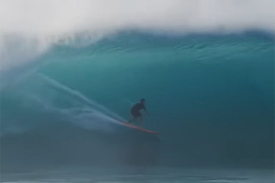 Mark Healey em alta velocidade em Pipeline.