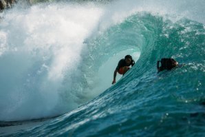 Garut Widiarta, que faz parte do elenco, a mostrar do que é feito este troféu da Rip Curl.