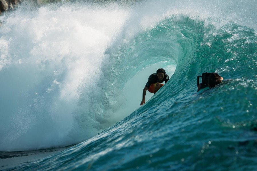 Garut Widiarta, que faz parte do elenco, a mostrar do que é feito este troféu da Rip Curl.