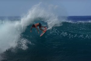 Mason Ho, Sheldon Paishon, Noa Deane e Clay Marzo atravessam montanhas e cavernas para surfar o desconhecido