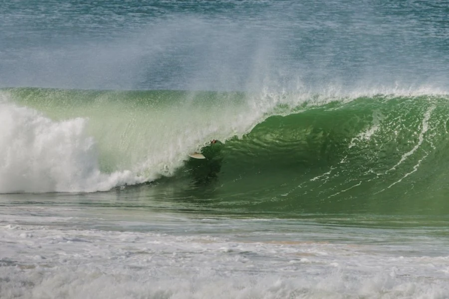 Supertubos em modo “coca-cola”: tubos perfeitos marcam sessão de luxo em Peniche