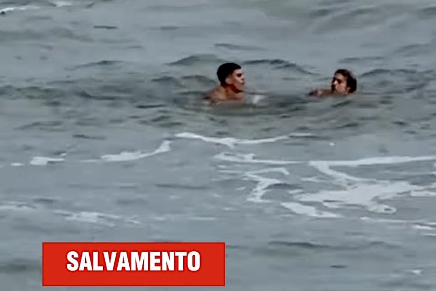 Atleta de skimboard resgata banhista em perigo