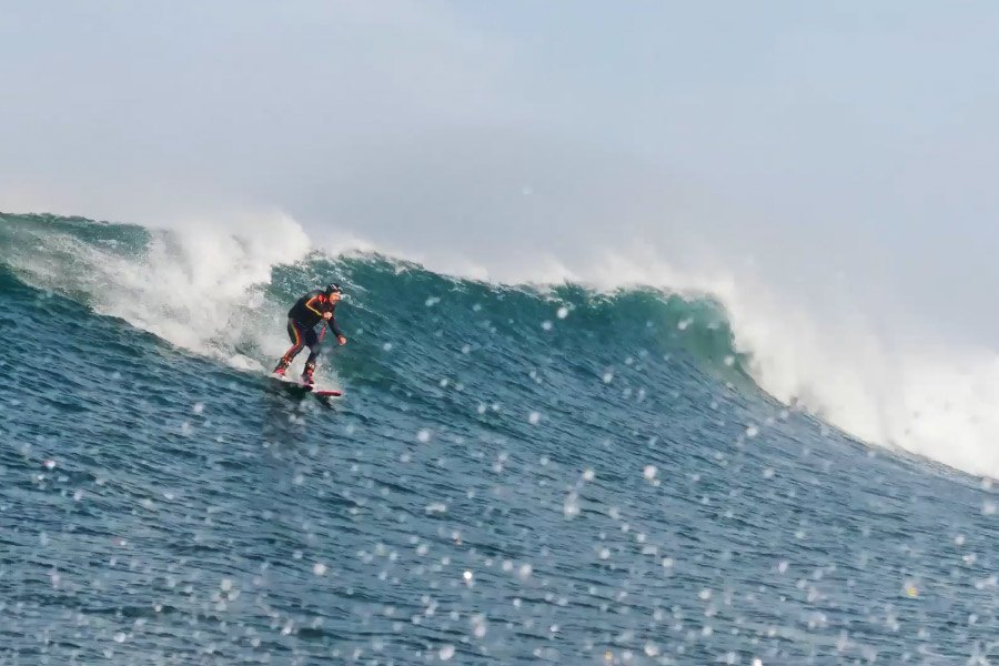 Enak Gavaggio a descer as ondas de Hossegor em ski.