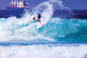 Frederico Morais segue em frente no Pro Taghazout Bay num dia difícil em Anza