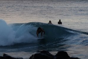 Uma sessão de surf que faz lembrar algumas ondas próximas dos pontões em Portugal