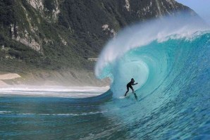 Uma imagem que atesta por completo que o Japão também tem boas ondas.