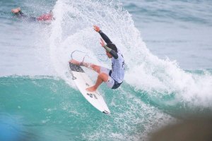 Tomás Fernandes apresentou um surf veloz e bonito, mas insuficiente para se manter em prova.