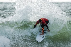 O jovem Tomás Fernandes é um dos surfistas lusos que se encontra no Japão.