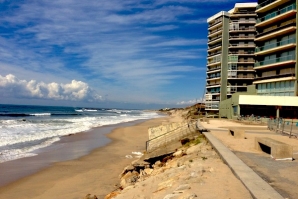 perspectiva de Sul para Norte da Praia de Ofir com as famosas Torres à direita.