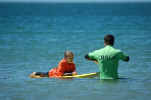 Carcavelos Surf School está a recrutar um professor de surf