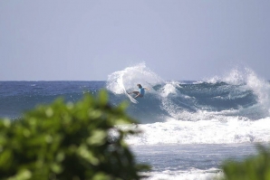 Kai Mana Henry a maltratar as ondas de Tuamotu.