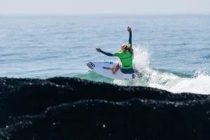 Maria Salgado brilha com a melhor onda do dia e portugueses avançam em força no QS 6000 de Leça