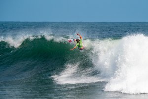 Kika Veselko numa finalização forte e muito arriscada